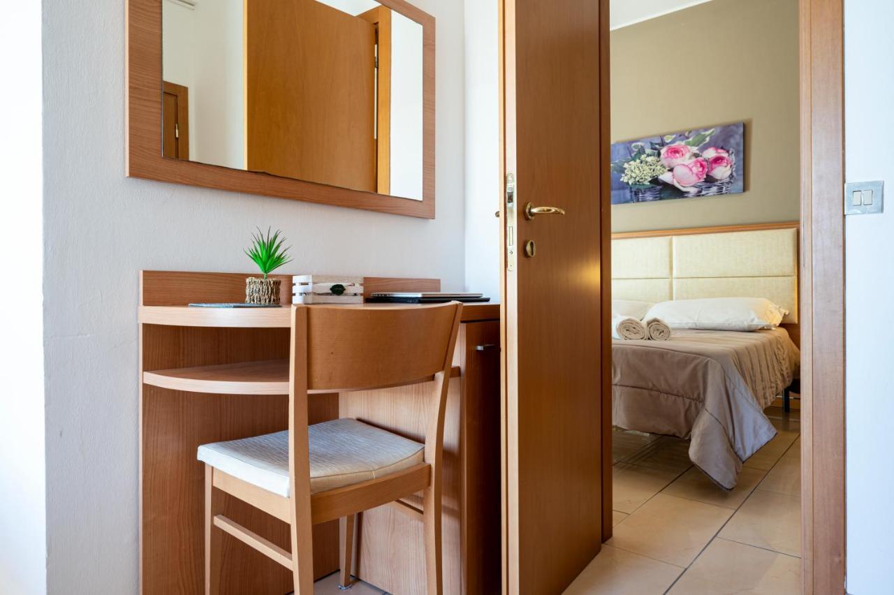 Amadei Hotel Figaro & Apartments Pesaro Exterior photo